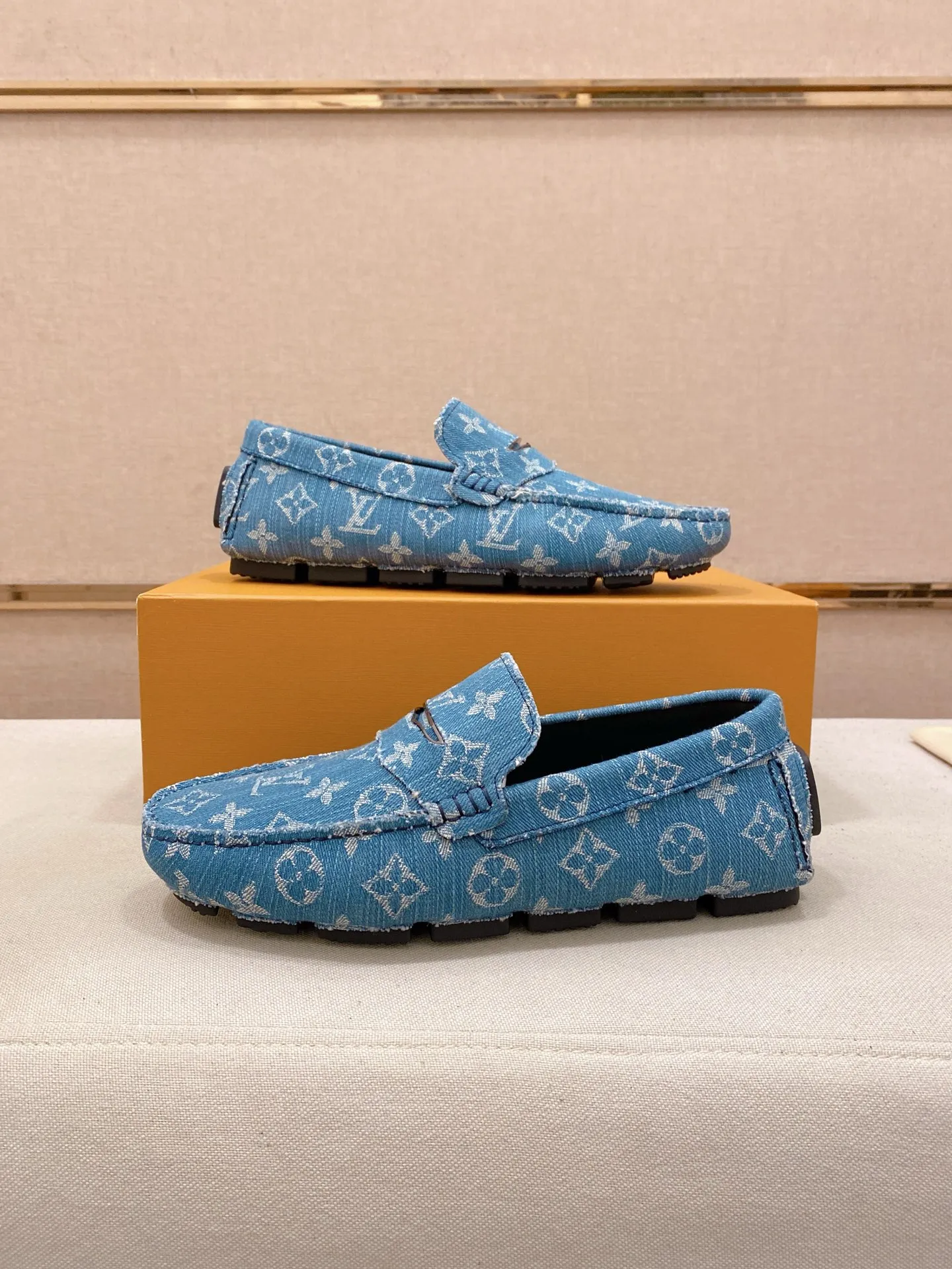 Factory price: 500💰High-end quality! LV 🆕🆕Exclusive hot-selling products in stock🔥🔥New products on the shelves, high-quality Ferragamo men's pea shoes, high-end casual driving shoes, with complete packaging! 💪 💪 Material: Imported official website one-to-one fabric 🐂 + Imported high-quality buffalo leather lining + wear-resistant outsole 👍🏻👍🏻 Features: High-end and comfortable, purely handmade 🚀 🚀 Create the perfect shoes that suit you best 🔥 🔥 Size: (38-44) 45 standard size can be customized!